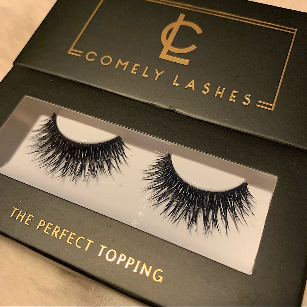 Comely Lashes synthetic, one pair.